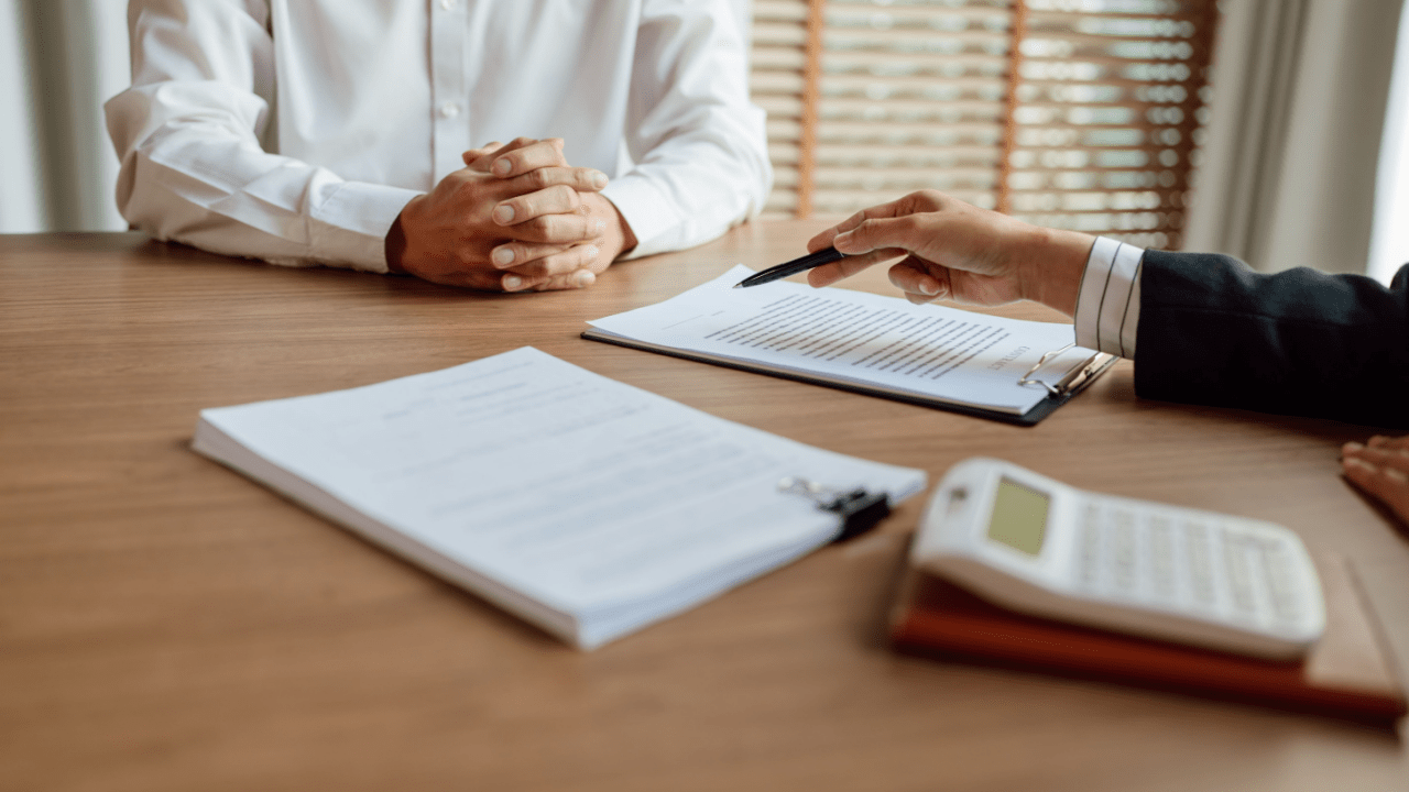 Insurance adjuster meeting with 18-wheeler accident victim to discuss how long does it take for insurance to send an offer for an 18-wheeler accident