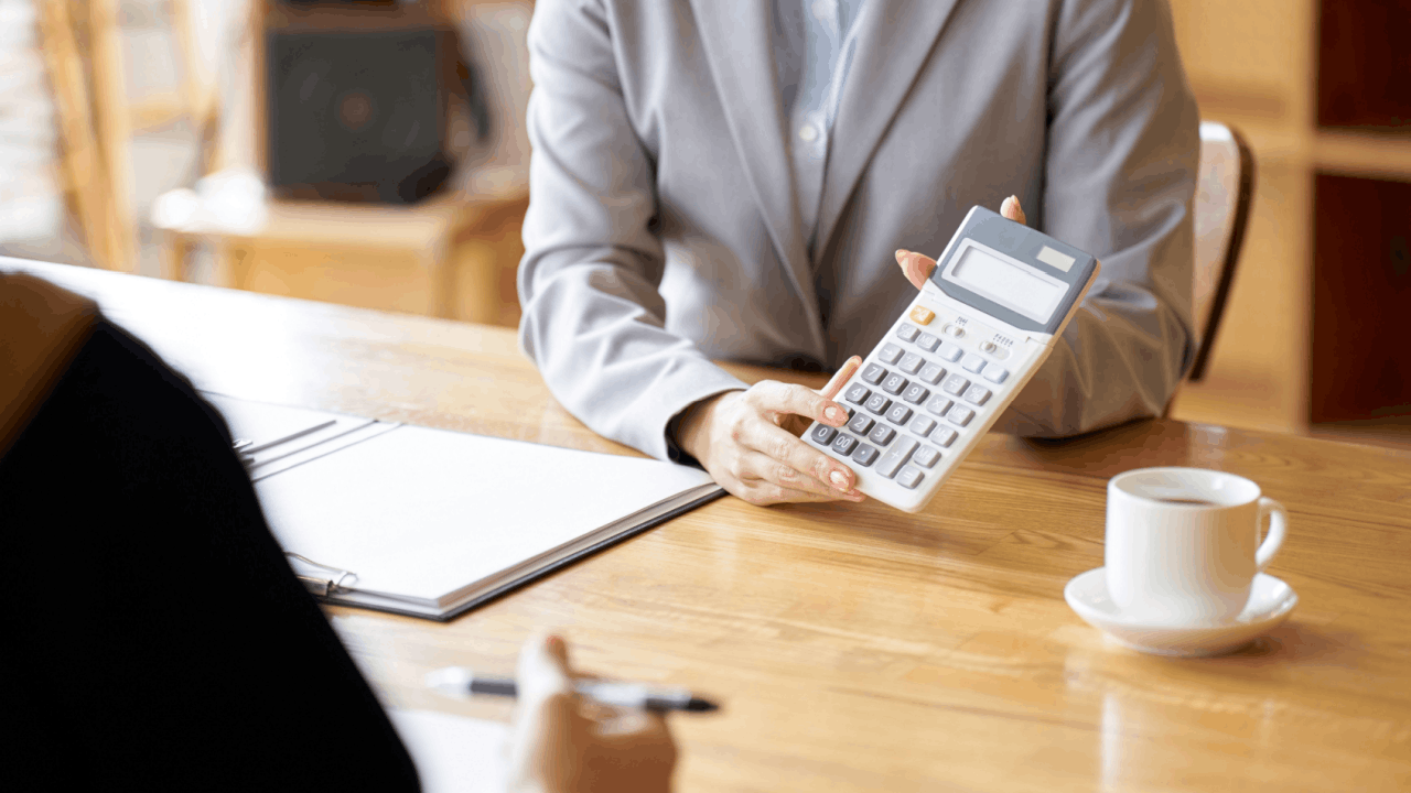 Insurance settlement calculation consultation with attorney and calculator